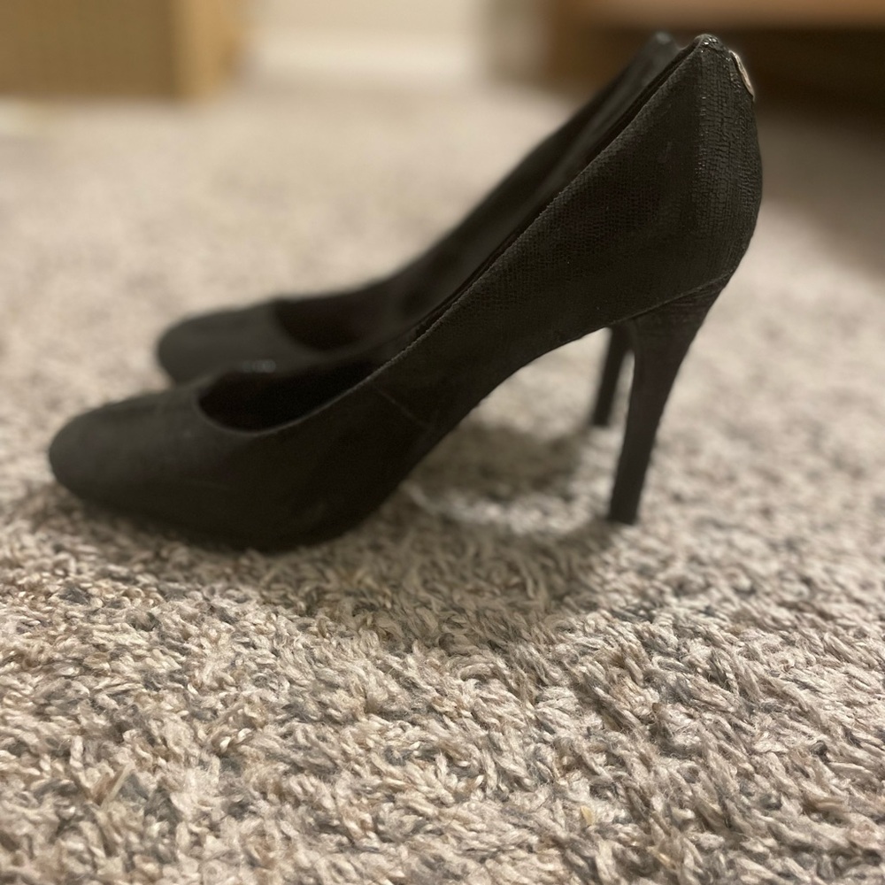 Black snack skin pumps